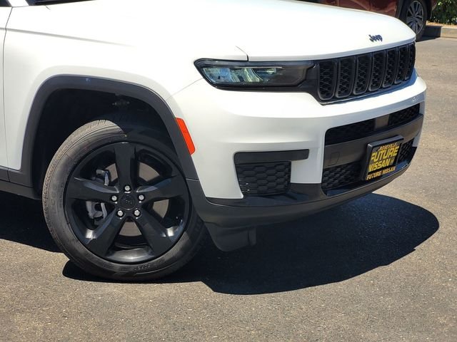Used 2023 White Jeep Altitude image 9