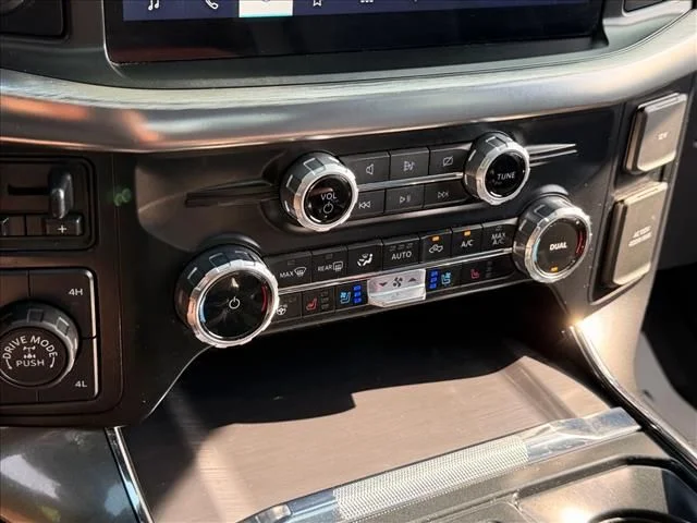 Used 2023  Ford Lariat image 22