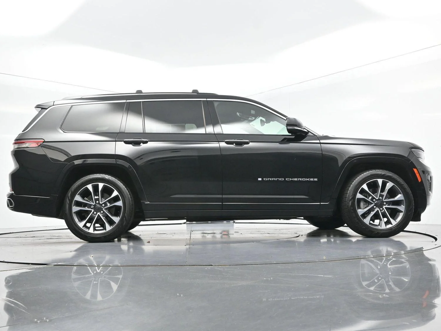 Used 2023 Diamond Black Crystal Pearlcoat Jeep Overland image 60