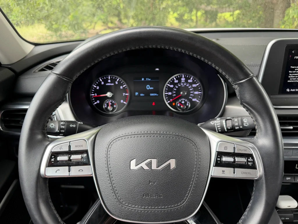 Used 2022 Glacial White Pearl Kia LX image 22