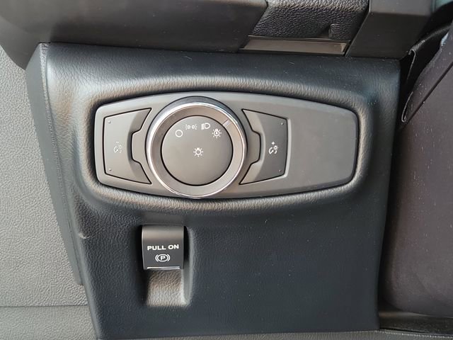 Used 2016 White Lincoln Premiere image 22
