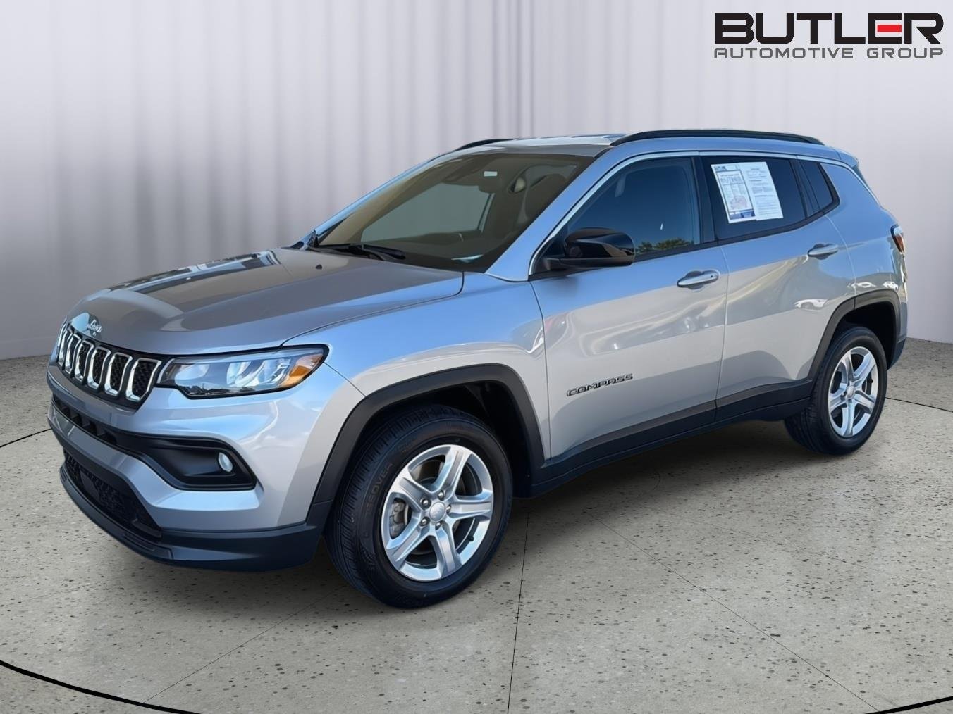 Used 2024  Jeep Latitude image 2