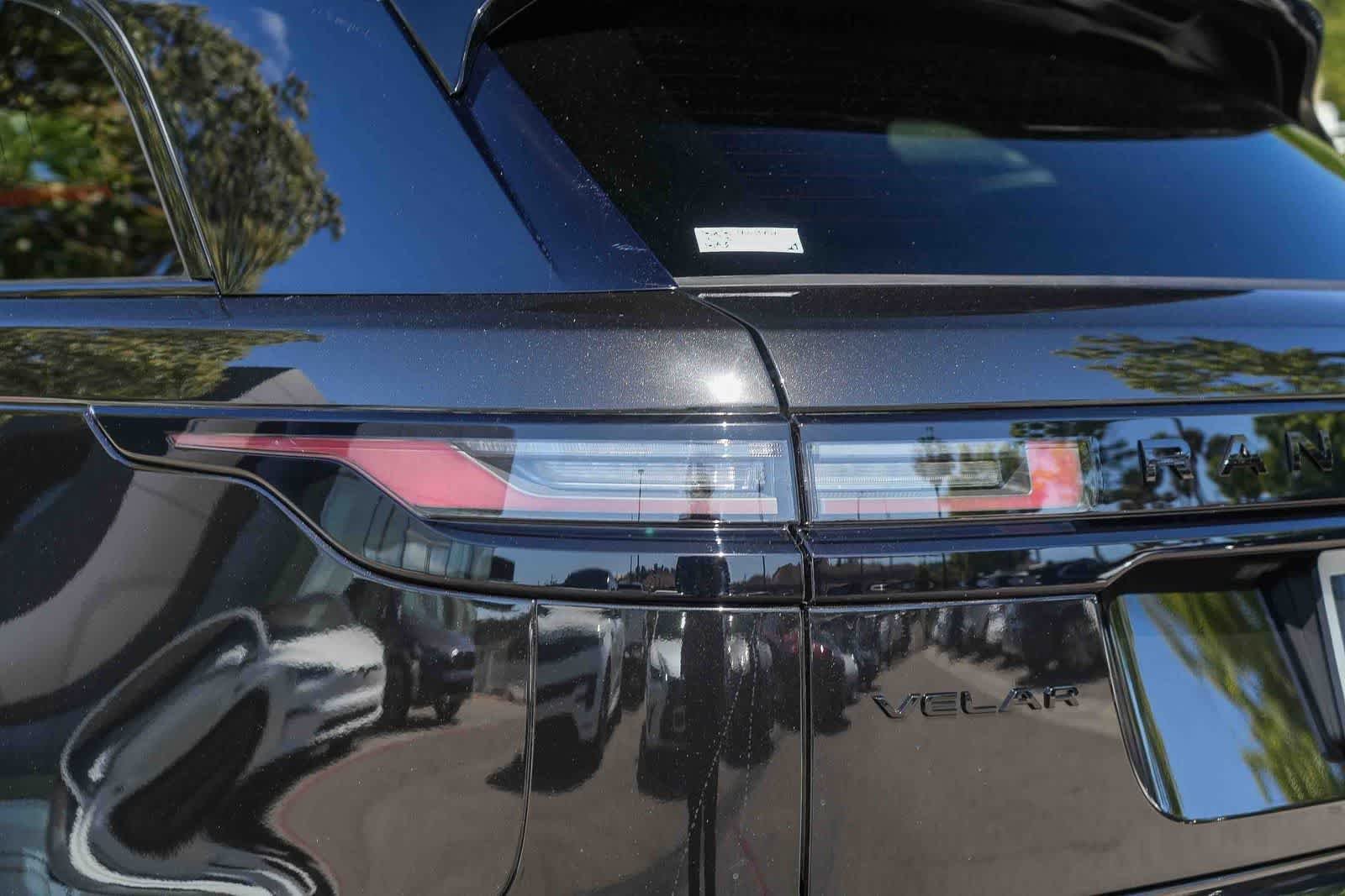 New 2026 Santorini Black Land Rover Dynamic SE image 7