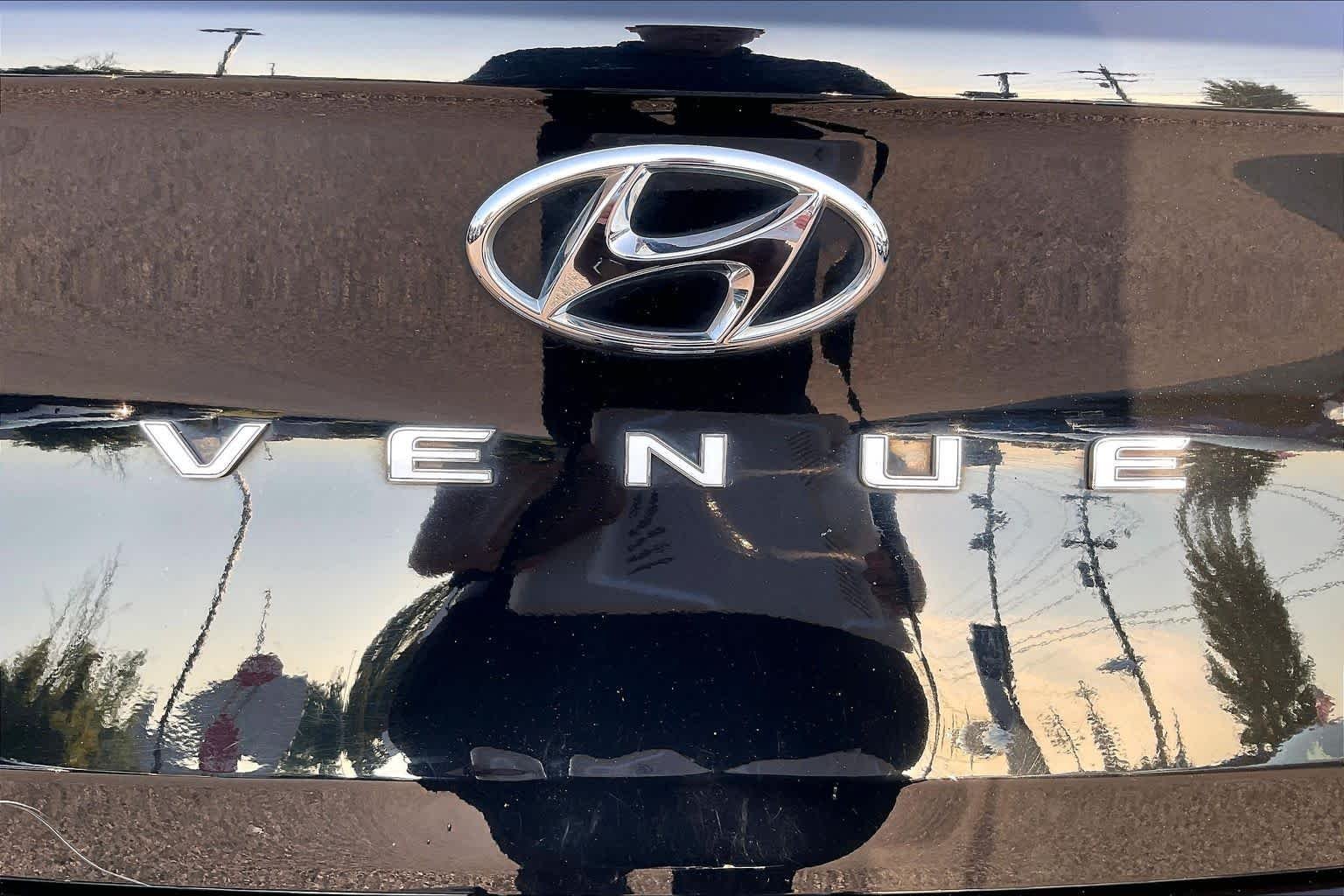 Used 2022 Black Noir Pearl Hyundai SEL image 19