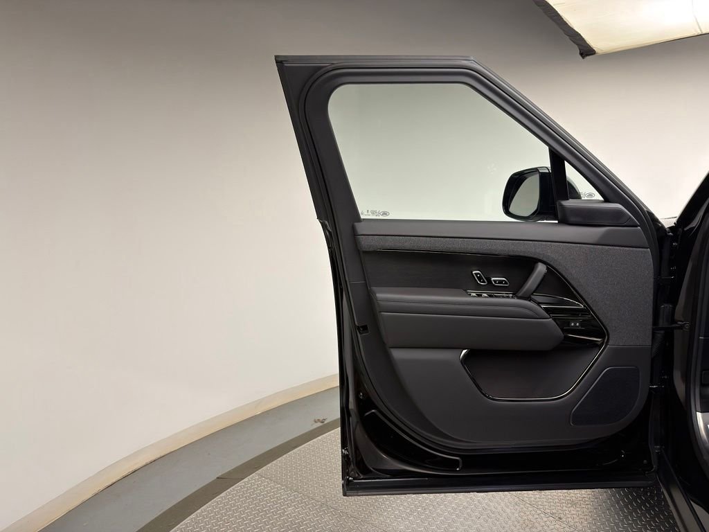 New 2026 Obsidian Black in Gloss Finish Land Rover Dynamic SE image 9