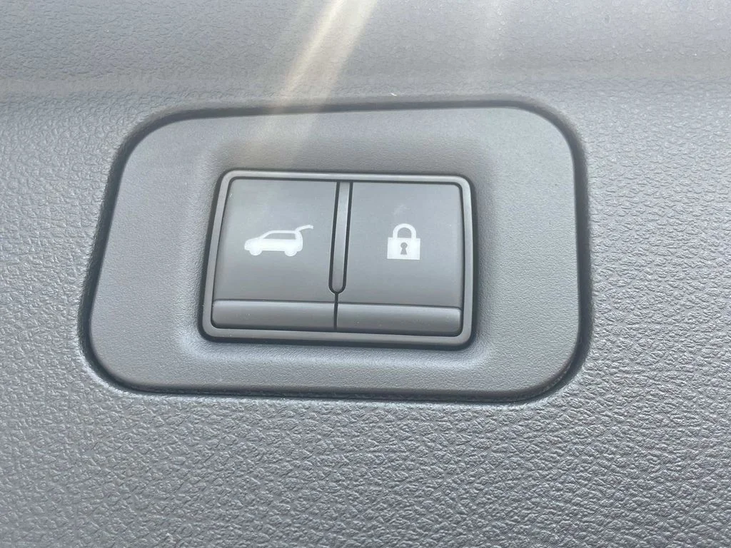 Used 2025 White INFINITI SENSORY image 10
