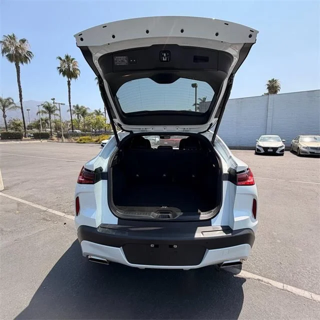 Used 2025 White INFINITI LUXE image 7