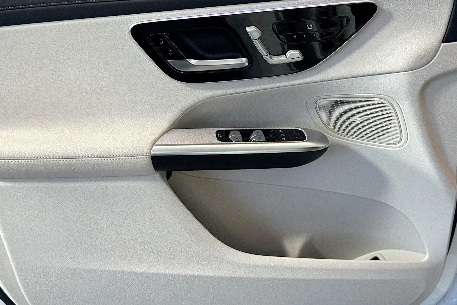 Used 2025 Polar White Mercedes-Benz GLC 300 image 17