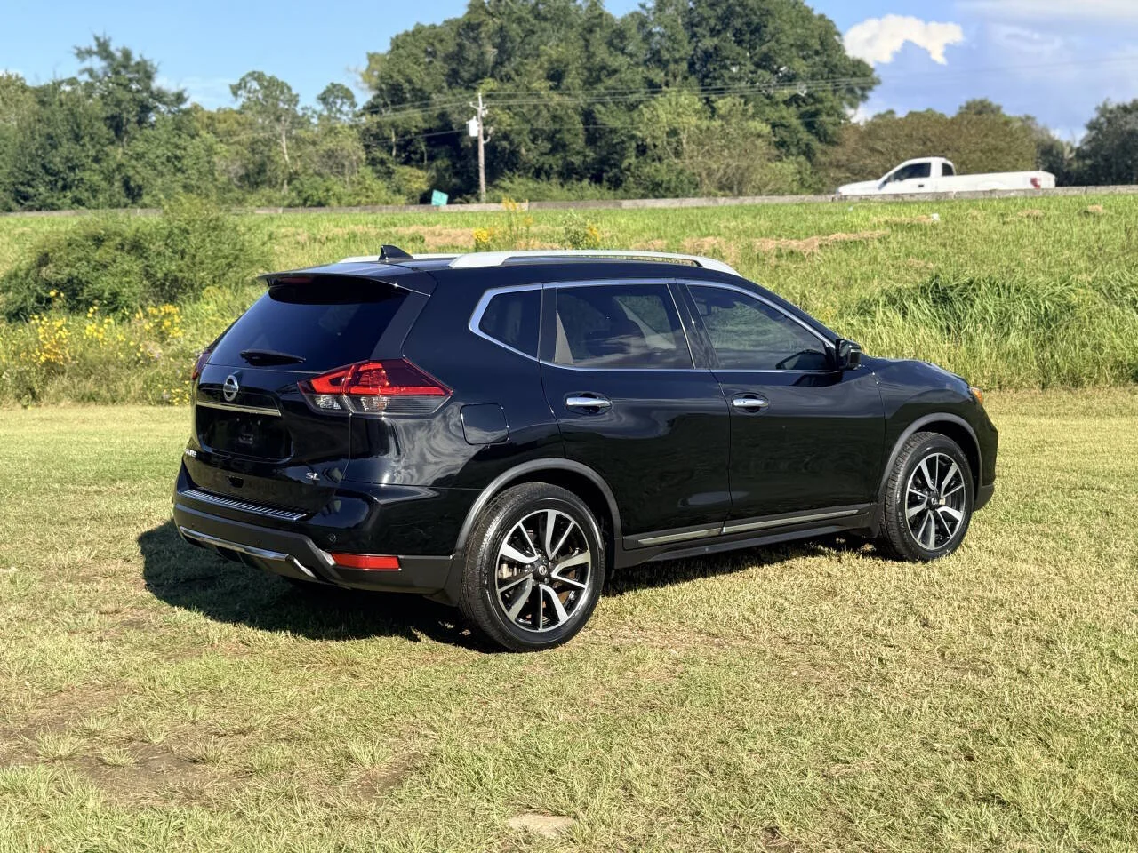 Used 2019 Black Nissan SL 4dr Crossover image 5