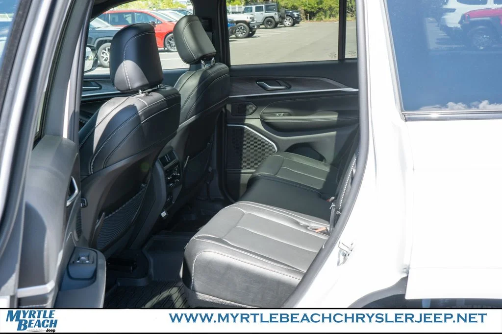 New 2026 Bright White Clear-Coat Exterior Paint Jeep Limited Reserve image 13