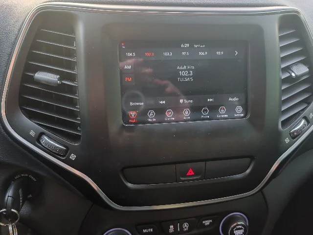 Used 2019 Black Jeep Latitude image 11