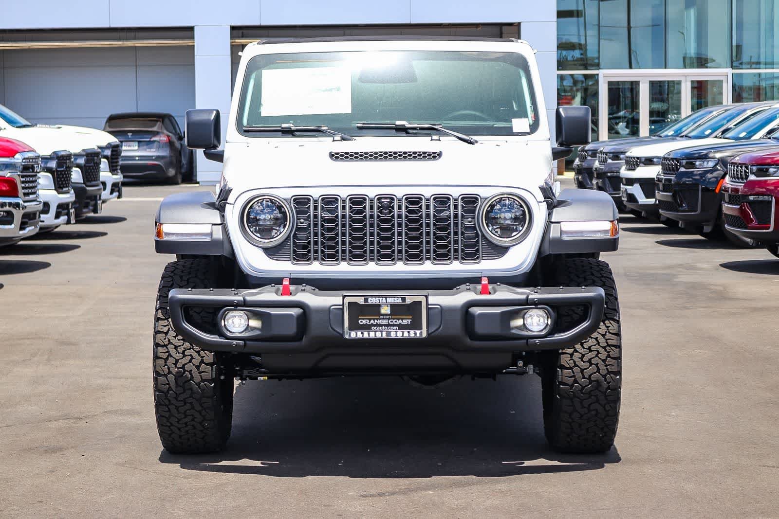 New 2026 Bright White Clear-Coat Exterior Paint Jeep Rubicon image 2