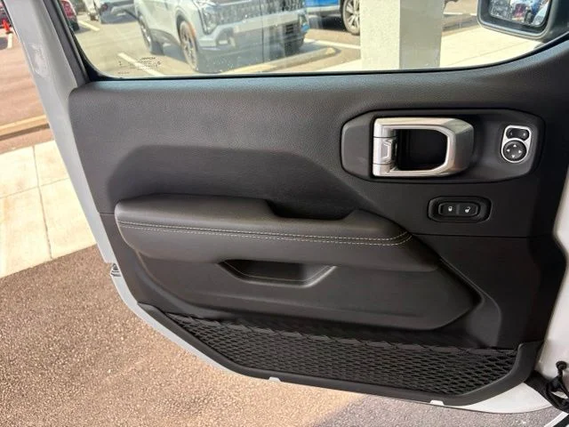 Used 2023 White Jeep Sahara image 27