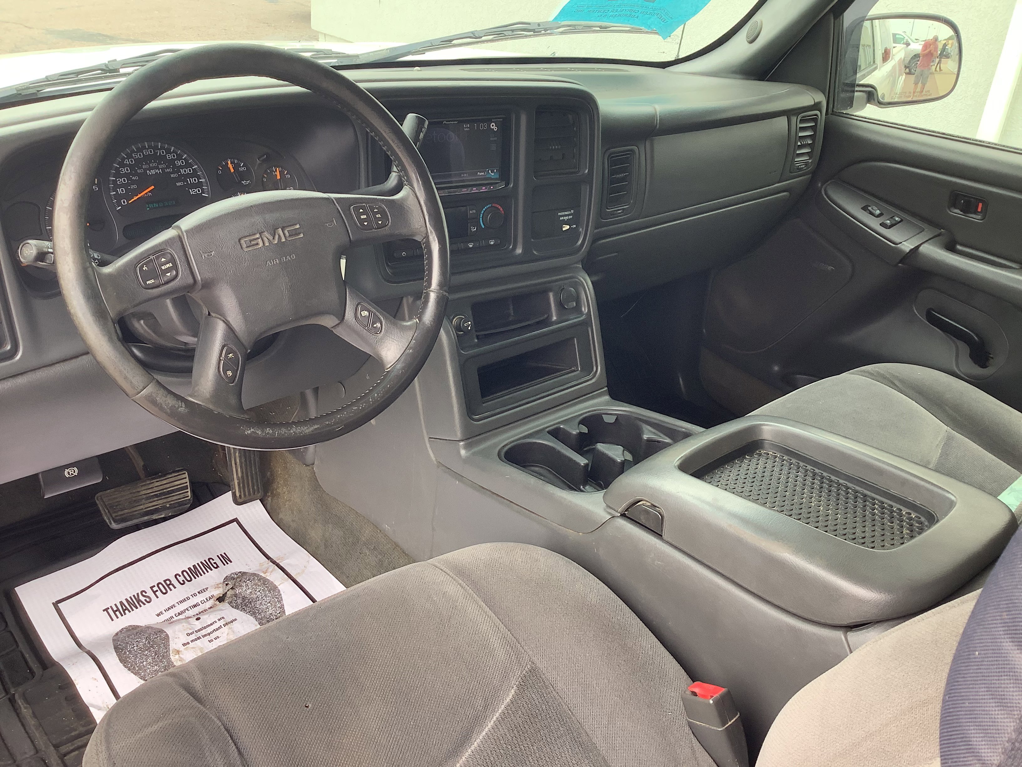 Used 2004 White GMC SLE image 9