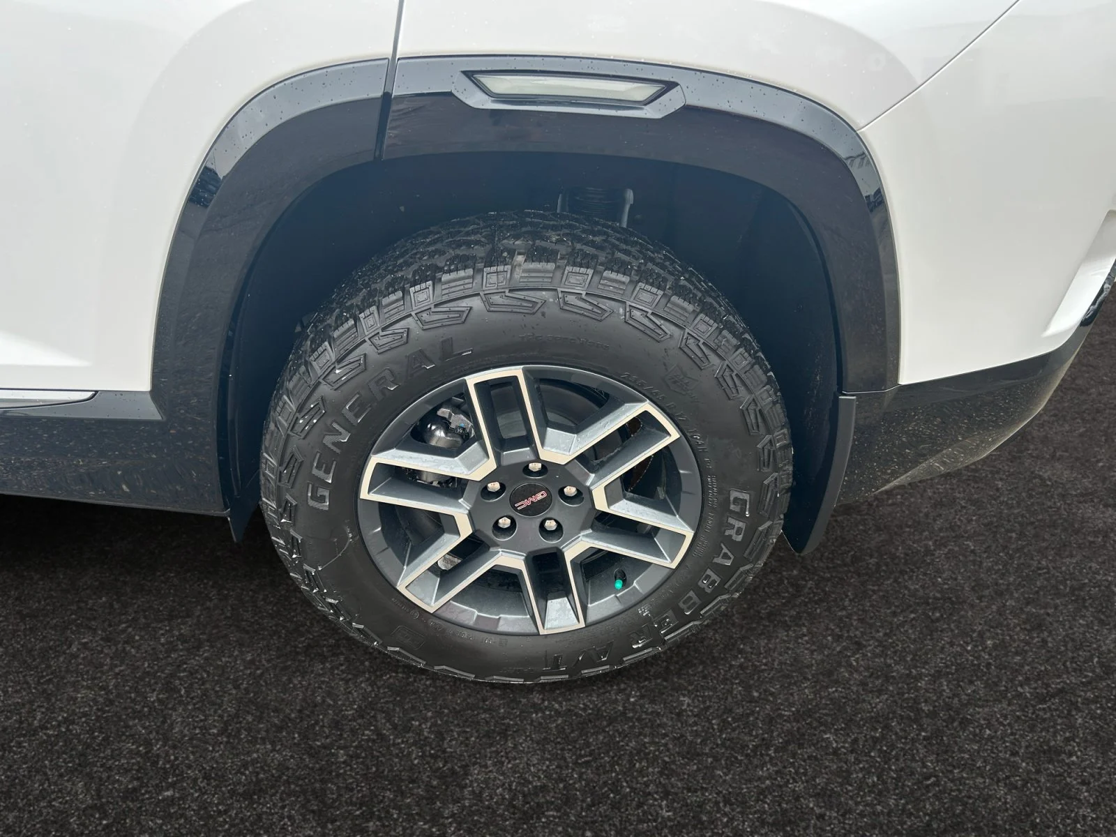 New 2027 Summit White GMC AWD AT4 image 9