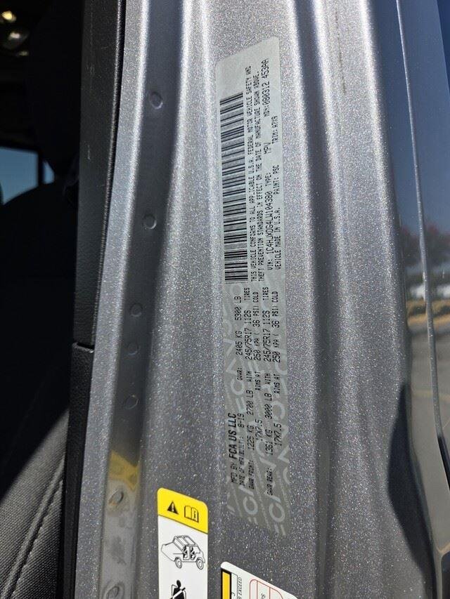 Used 2020 Billet Silver Metallic Clearcoat Jeep Sport S image 34
