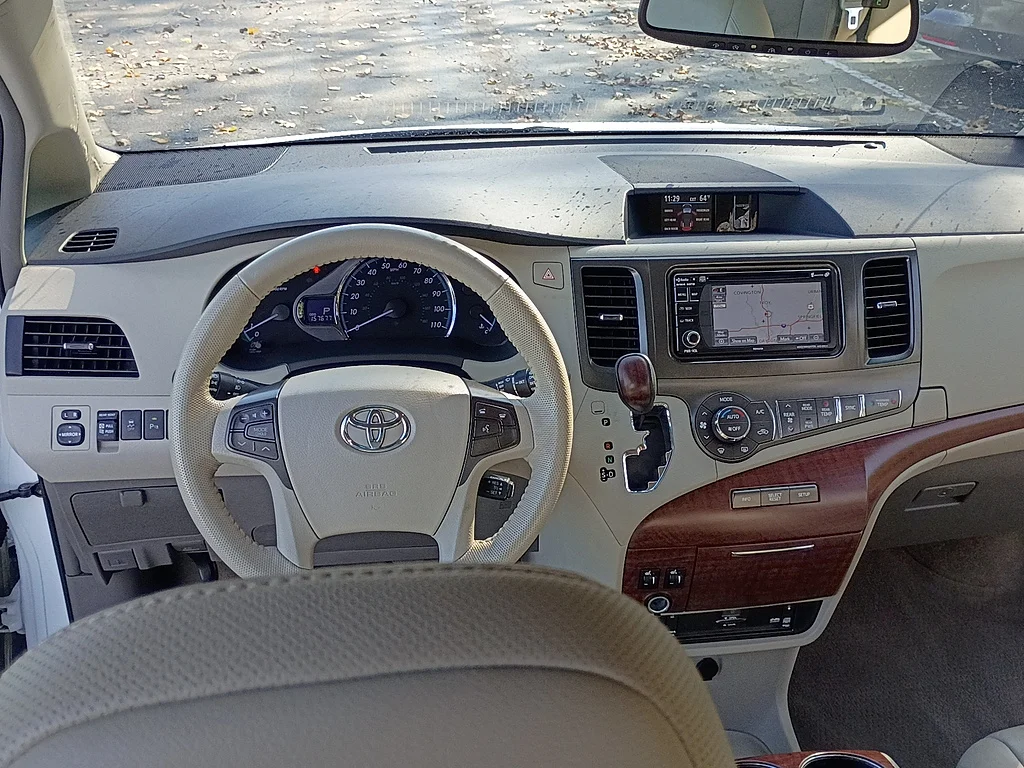 2014 Toyota Sienna XLE 8-Passenger, photo 12 of 12