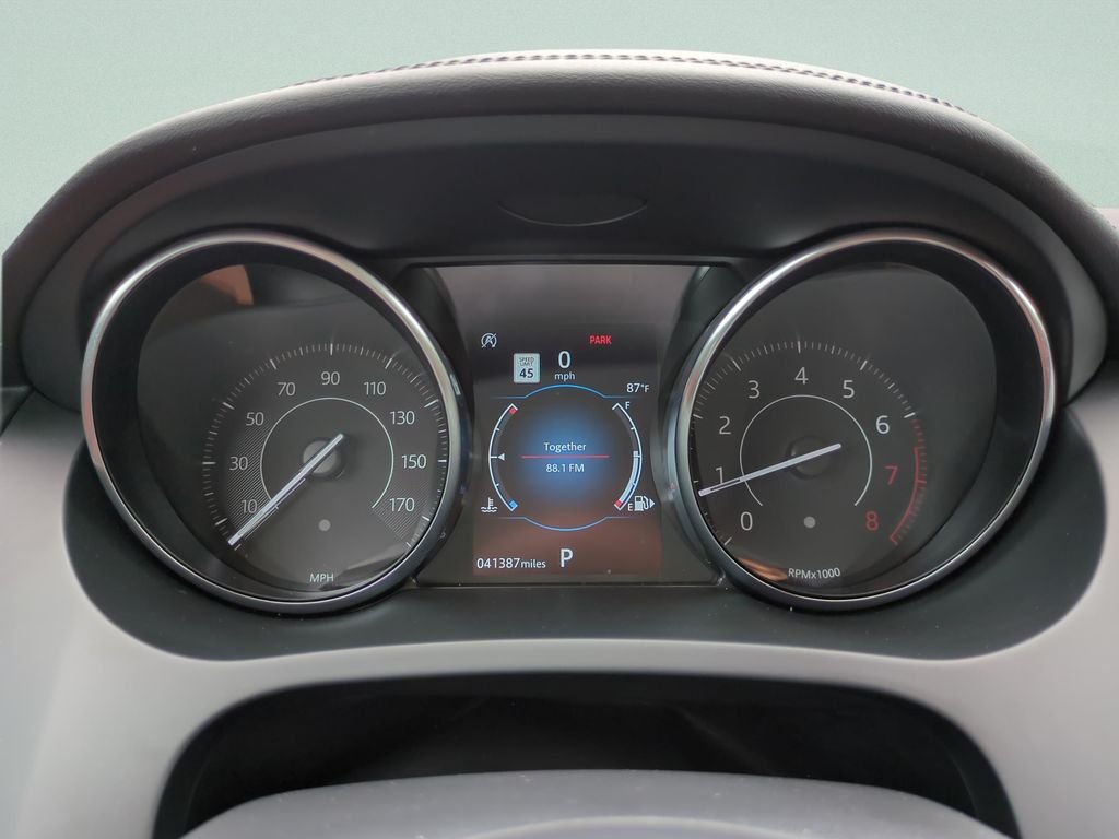 Used 2020  Jaguar SE image 24