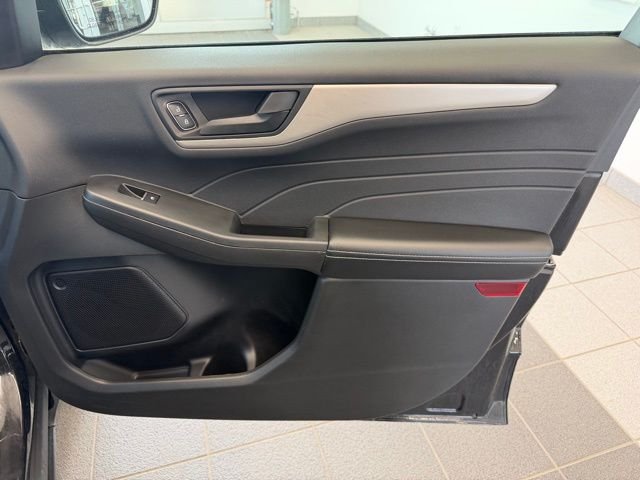 Used 2022 Black Metallic Ford SE image 16