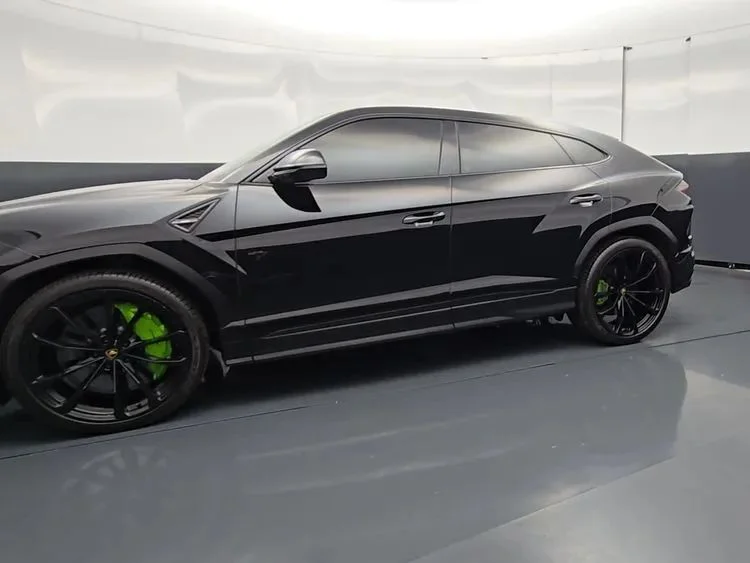 Used 2022  Lamborghini Sport Utility 4D image 3