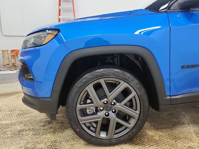New 2026 Hydro Blue Pearl-Coat Exterior Paint Jeep Limited image 19