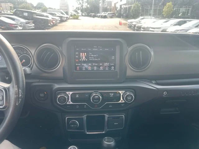 Used 2022  Jeep Sport image 18