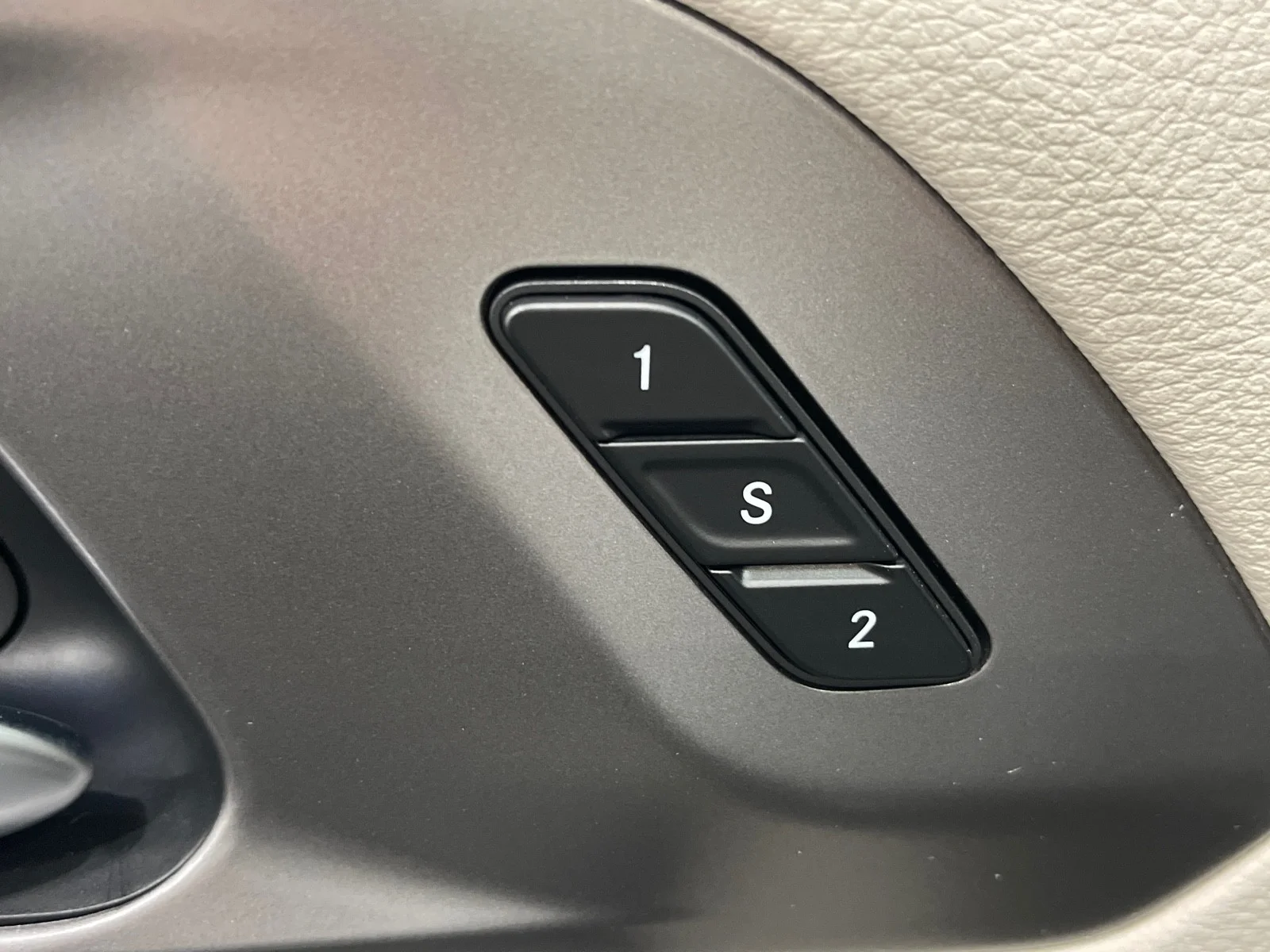 Used 2023 Brilliant Black Crystal Pearlcoat Chrysler Touring L image 34