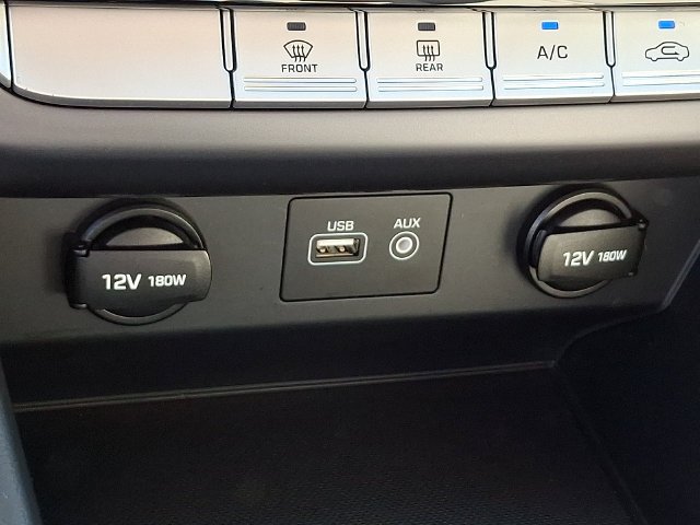 Used 2018 White Hyundai SE image 22