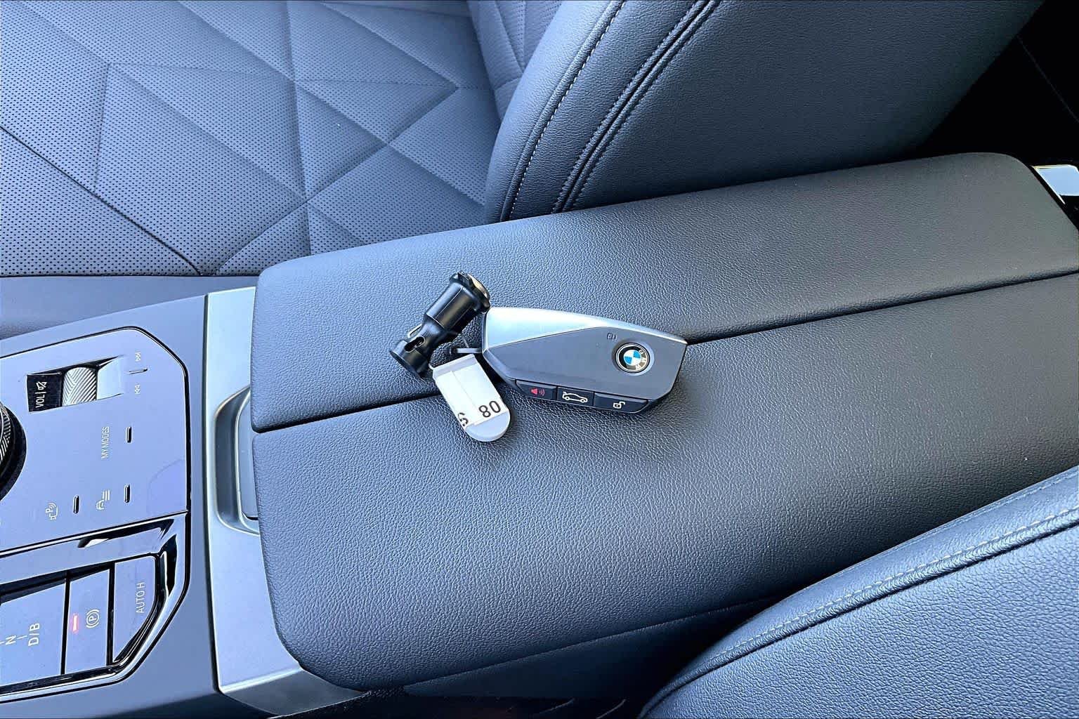 Used 2025 Alpine White BMW xDrive50 image 14