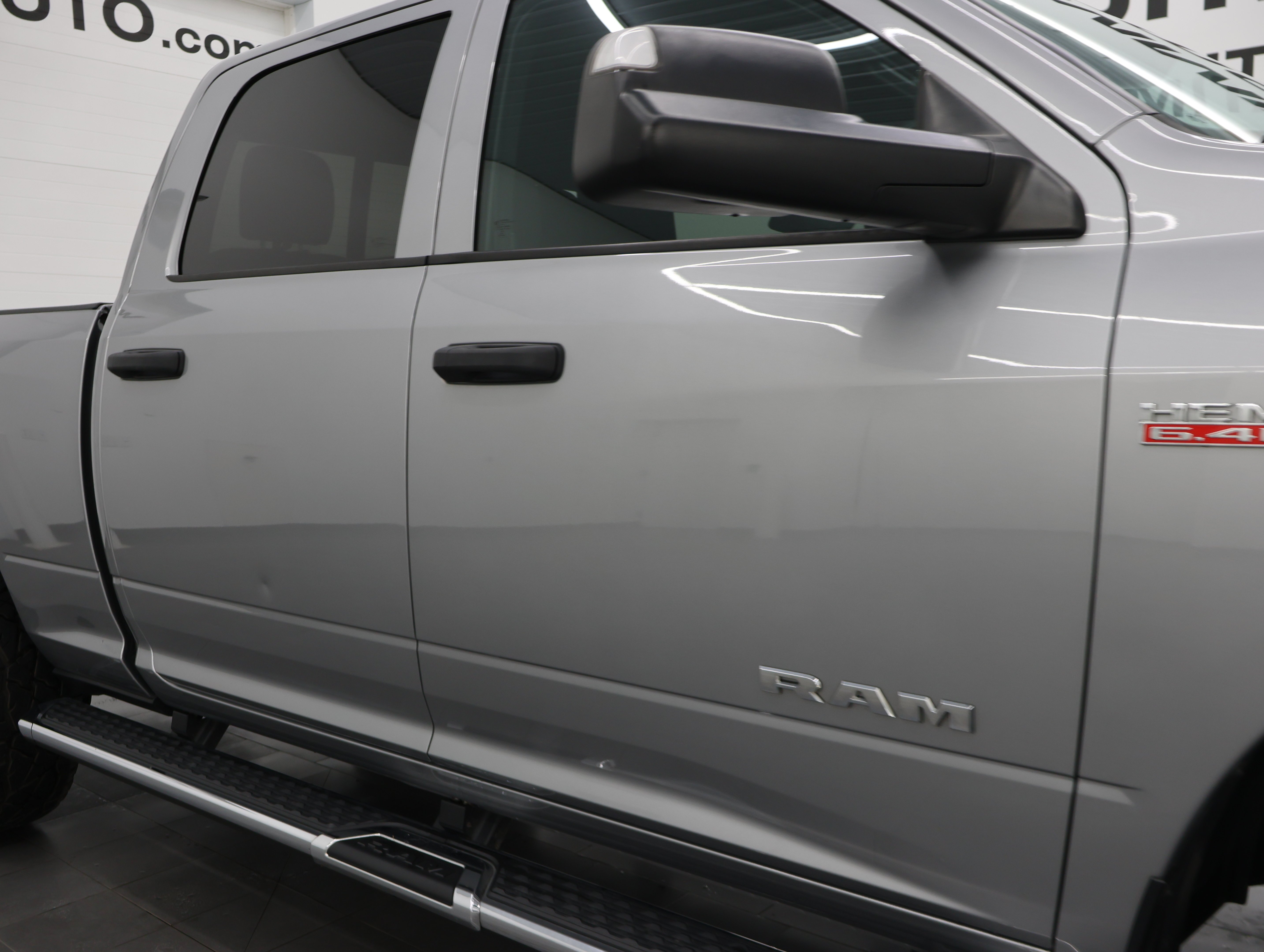 Used 2022 Billet Silver Metallic Clearcoat Ram 4x4 Crew Cab Tradesman: CREW-SHORT-TRADESMAN LVL 2-6.4L V8 HEMI-4WD-20 WHEELS image 25