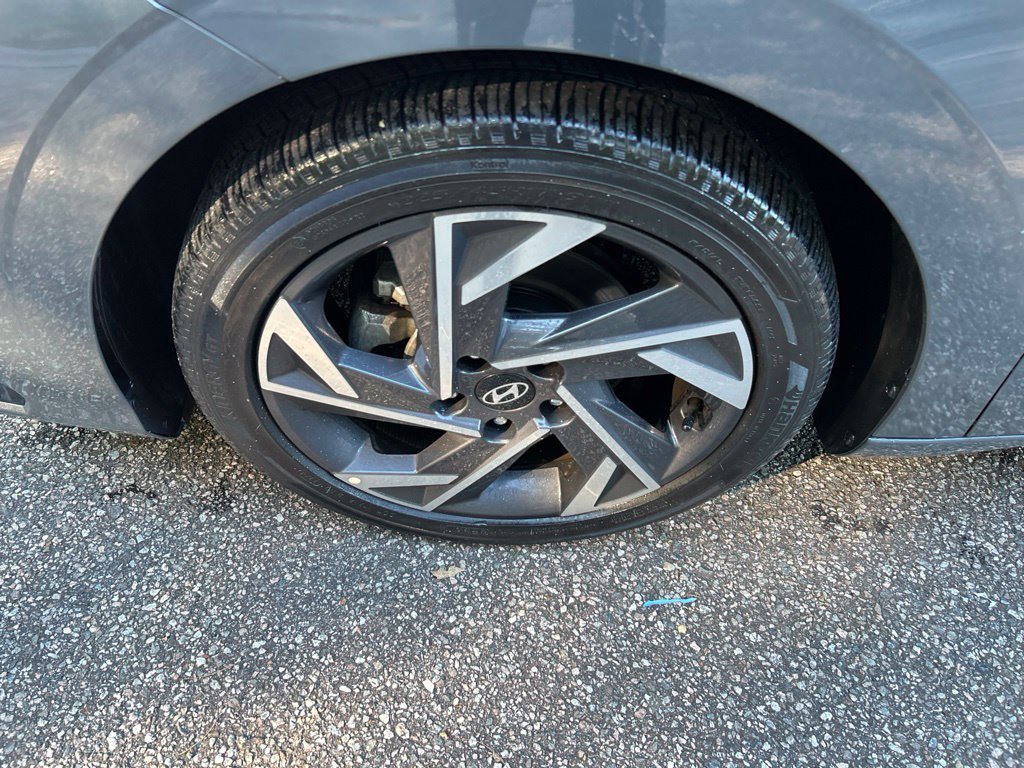 Used 2025 Gray Hyundai SEL Convenience image 11