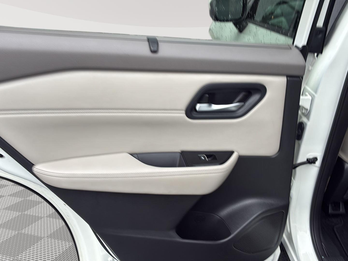 Used 2023 Pearl White TriCoat Nissan SL image 23