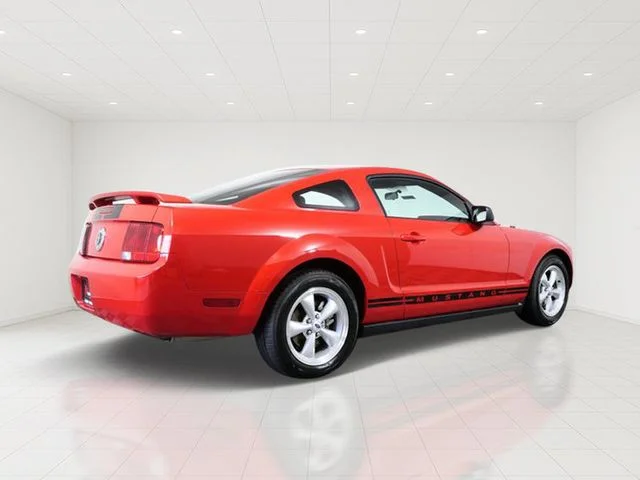 Used 2005 Red Ford V6 Deluxe image 6