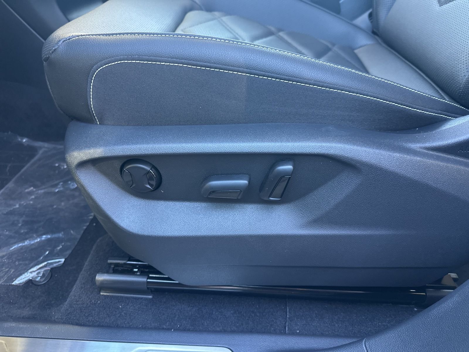 New 2026 Silver Volkswagen 2.0T SE w/Technology image 13