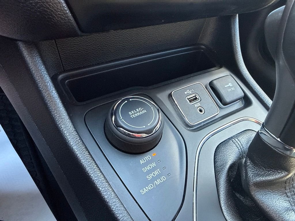 Used 2020 Silver Jeep Latitude Plus image 25