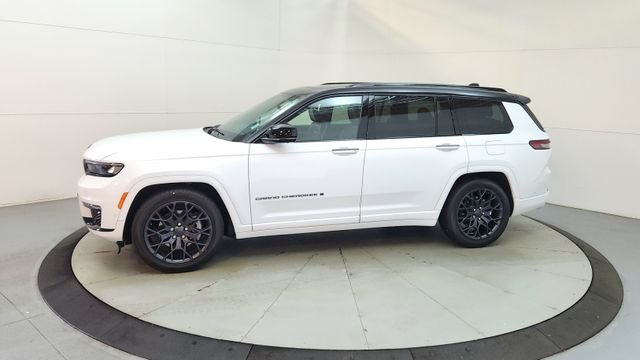 Used 2025 White Jeep Summit image 5