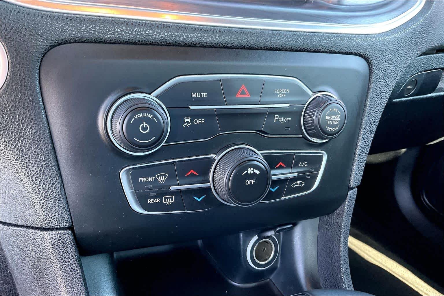 Used 2018 Pitch Black Clearcoat Dodge SXT image 30