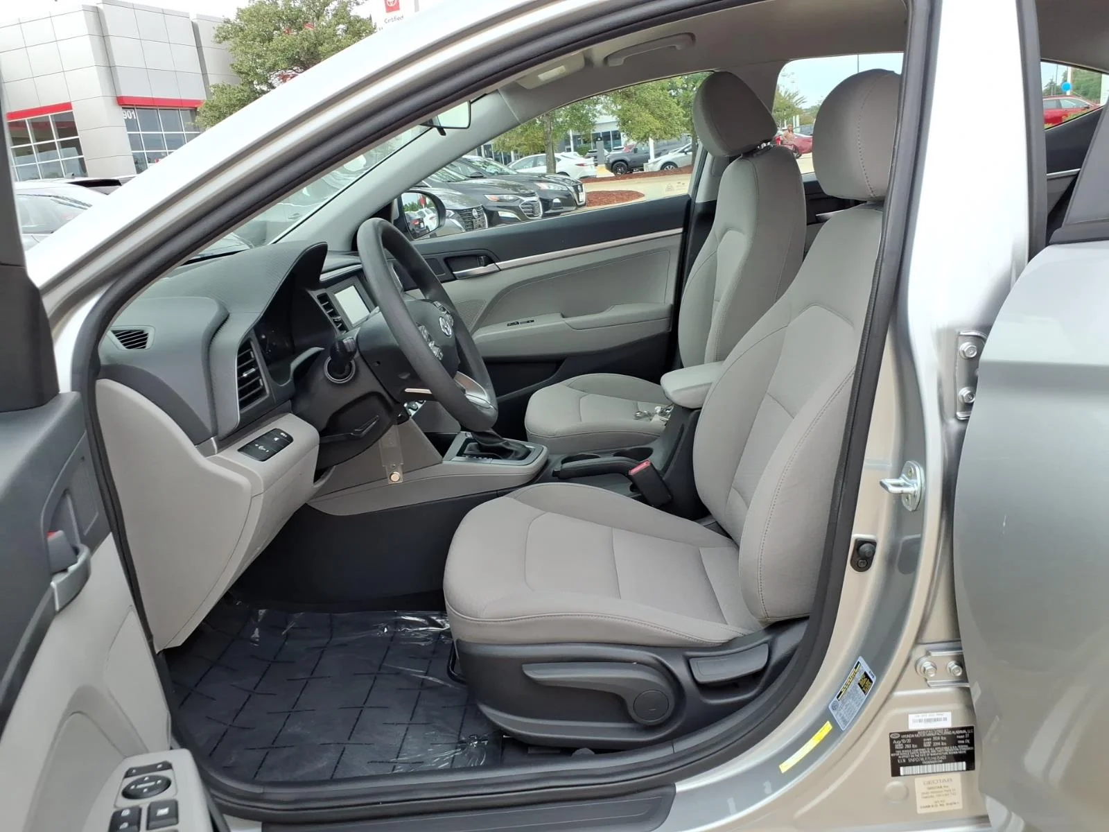 Used 2020 Stellar Silver Hyundai SE image 12