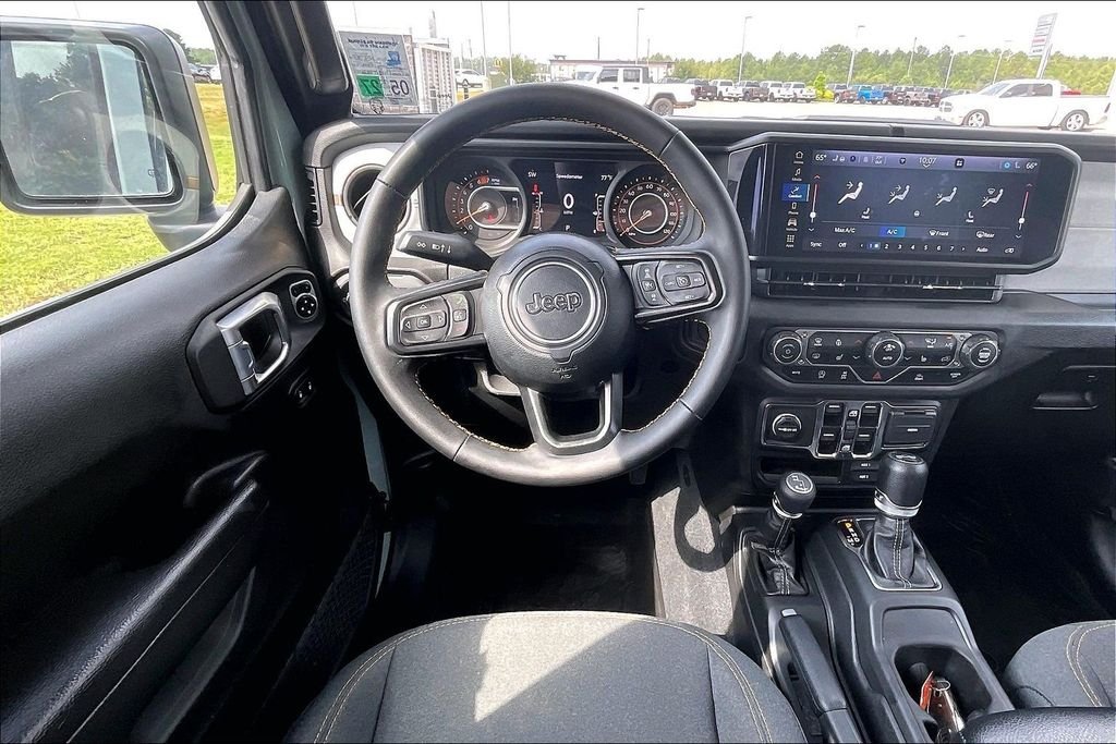 Used 2024  Jeep Sport S image 5