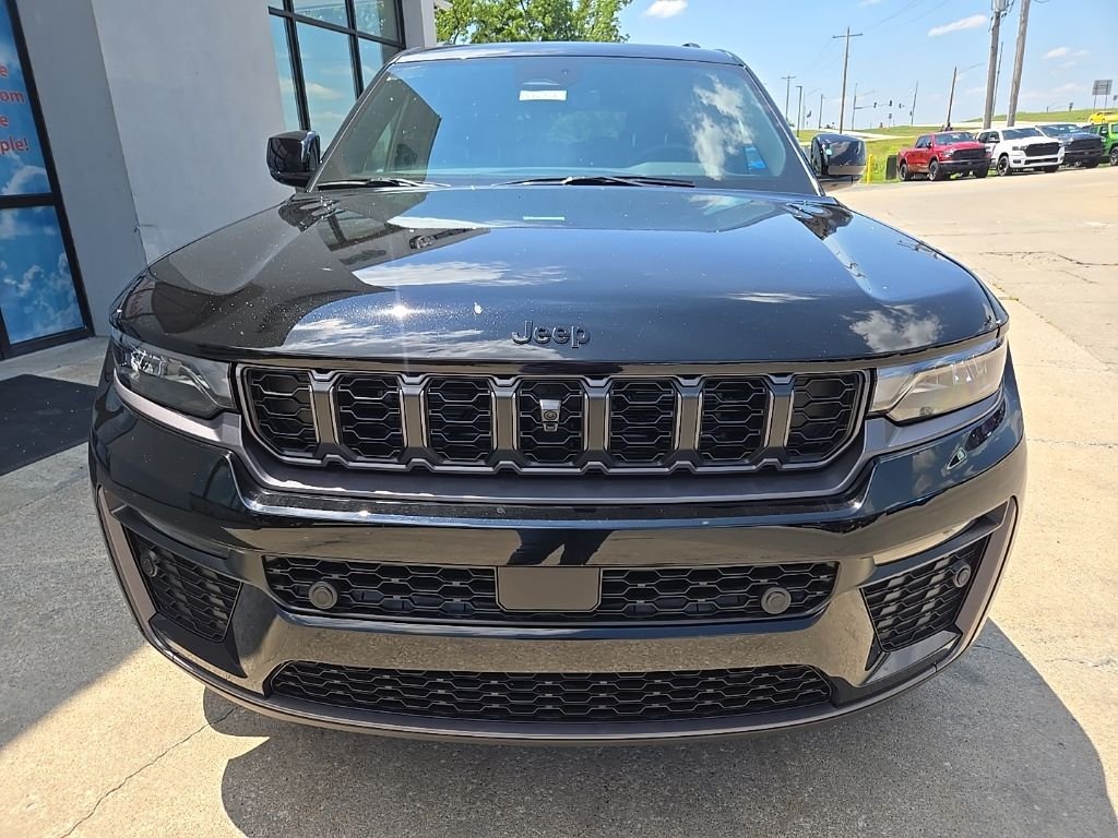 New 2026 Diamond Black Crystal Pearl-Coat Exterior Paint Jeep  image 17