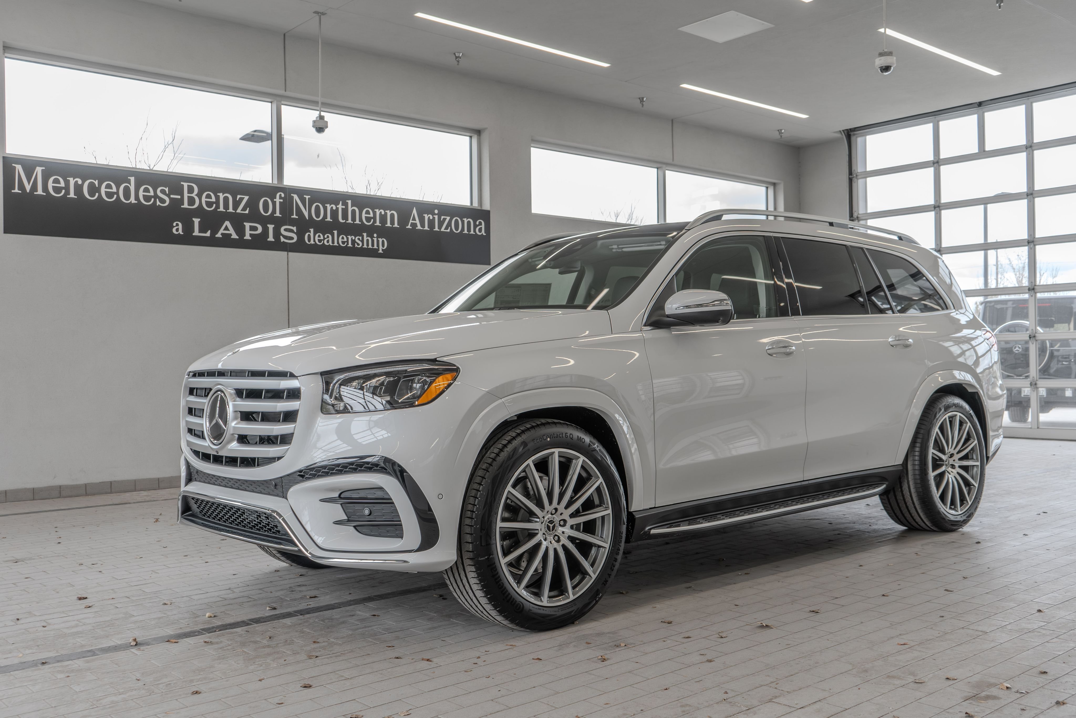 New 2026 MANUFAKTUR Moonlight White Metallic Mercedes-Benz GLS 450 image 3