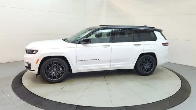 Used 2025 White Jeep Summit image 5