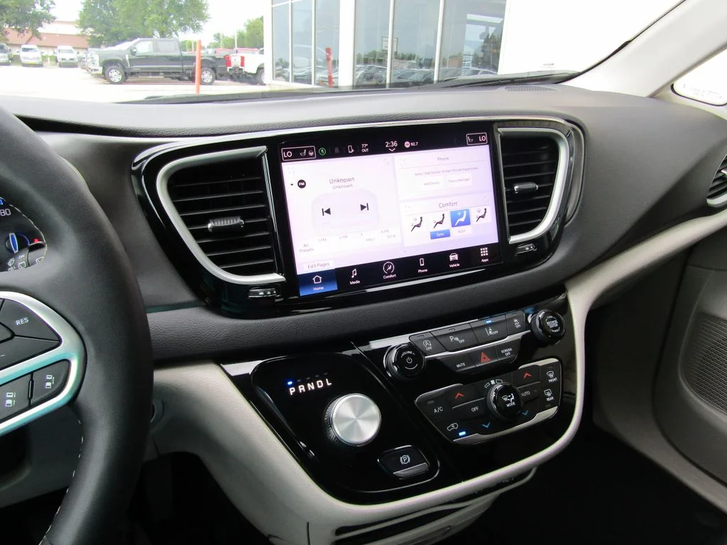 Used 2024 Silver Chrysler Touring L image 29
