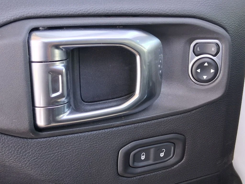 Used 2025 White Jeep Rubicon image 18