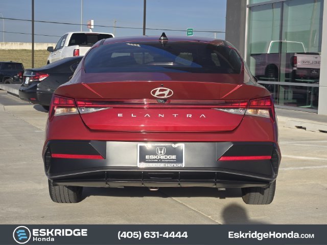 Used 2025 Red Hyundai SEL Convenience image 6