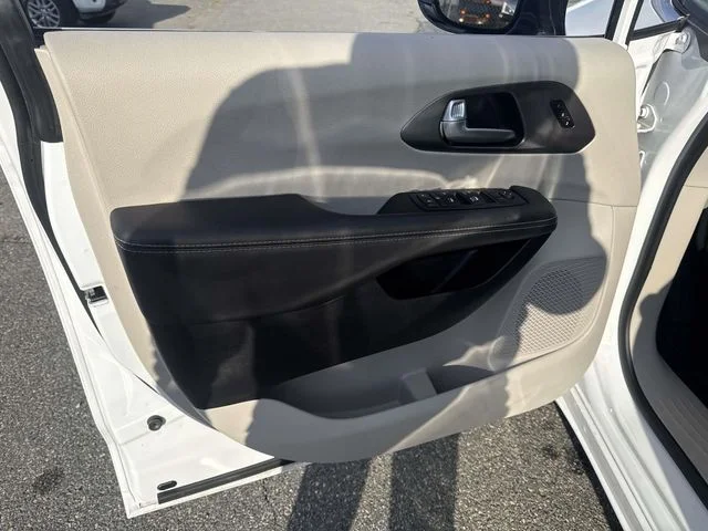 2024 Chrysler Pacifica Touring L - Photo 24