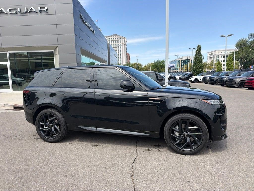 Used 2025 Black Land Rover Dynamic SE image 4