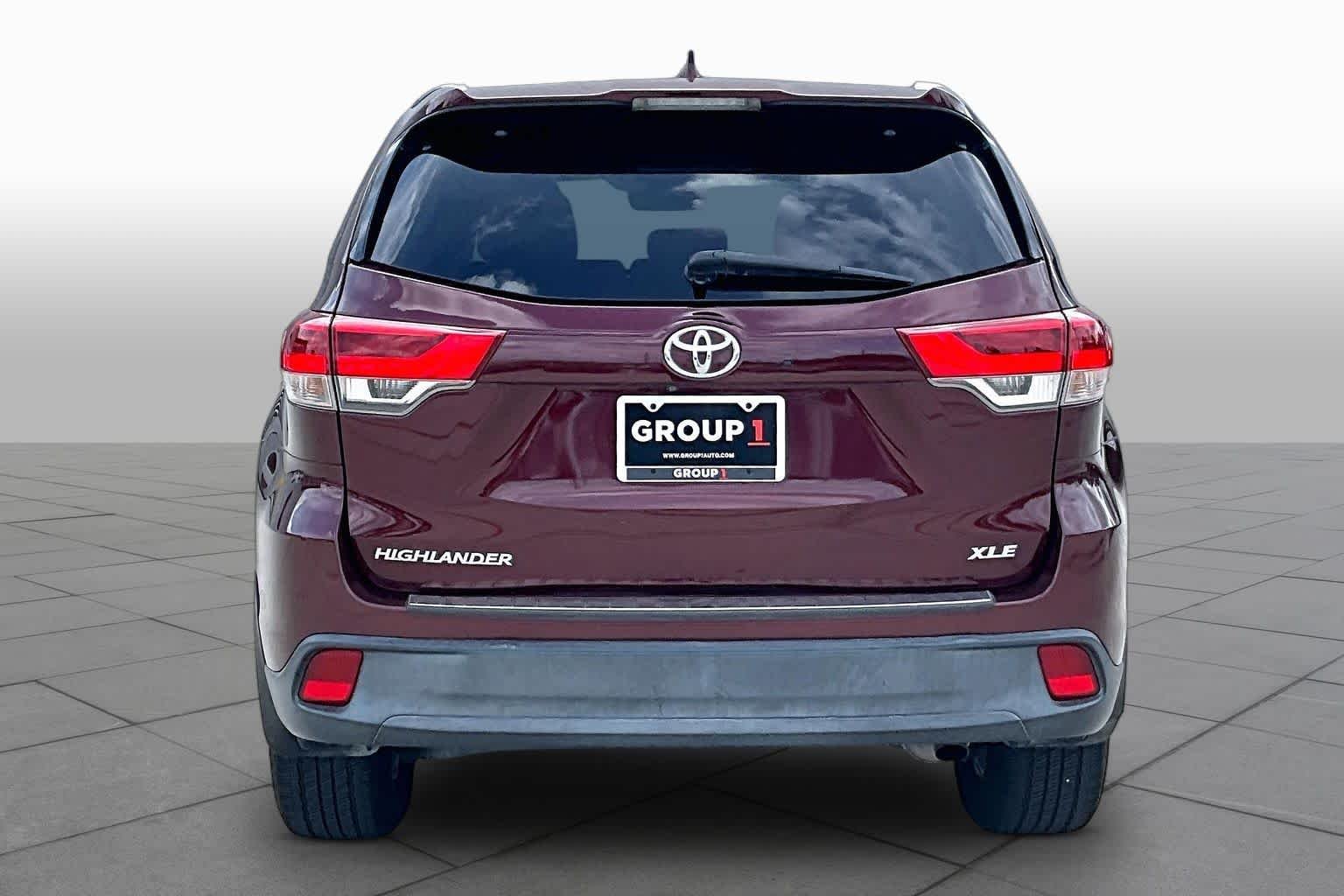 Used 2017 Ooh La La Rouge Mica Toyota XLE image 5