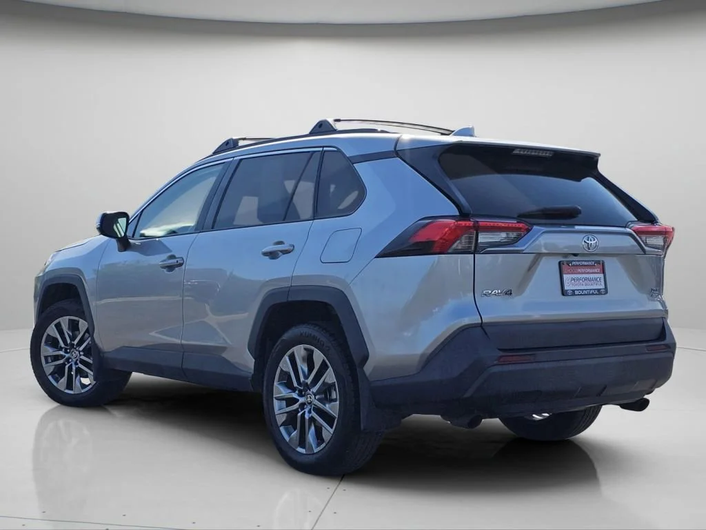 Used 2022 Silver Sky Metallic Toyota XLE Premium image 23