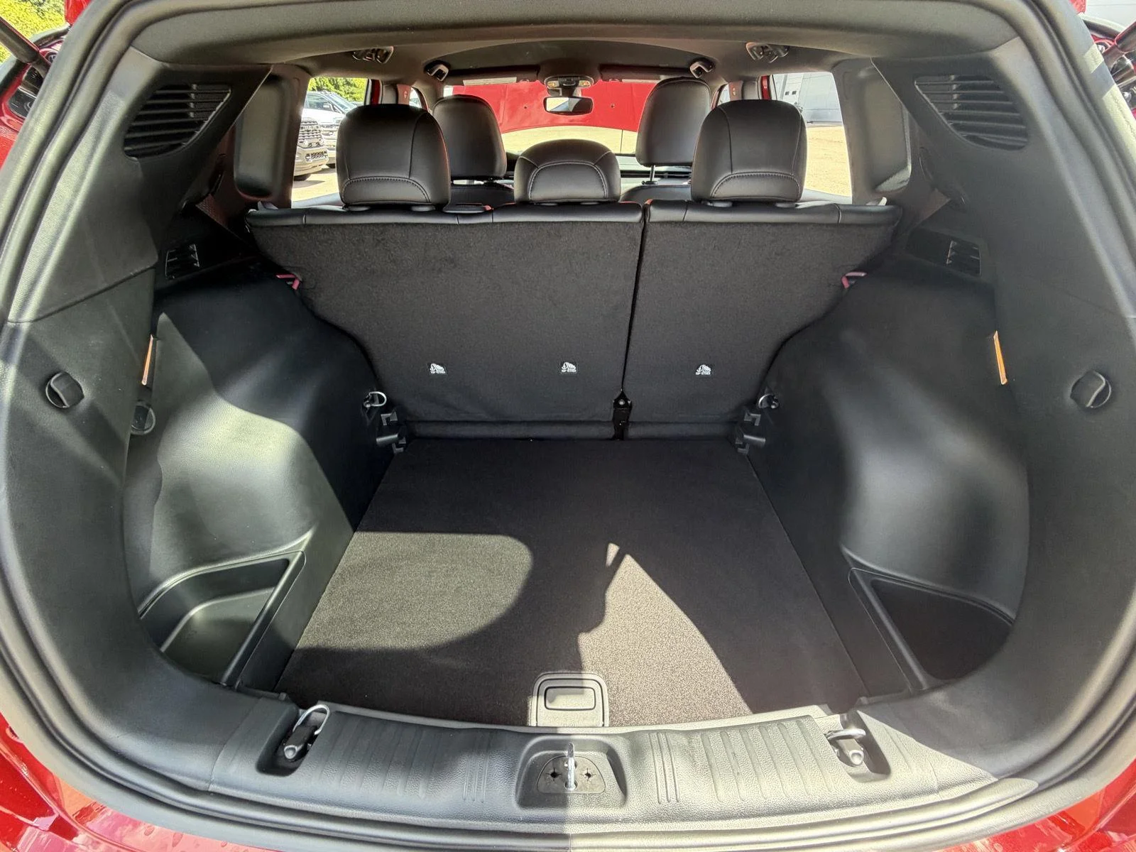 New 2026 Red Hot Pearl-Coat Exterior Paint Jeep Latitude Altitude image 19